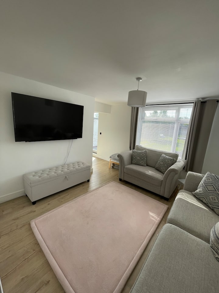 A Lovely Open Space 2 Bedroom Available& 1 Nursery - 첼트넘