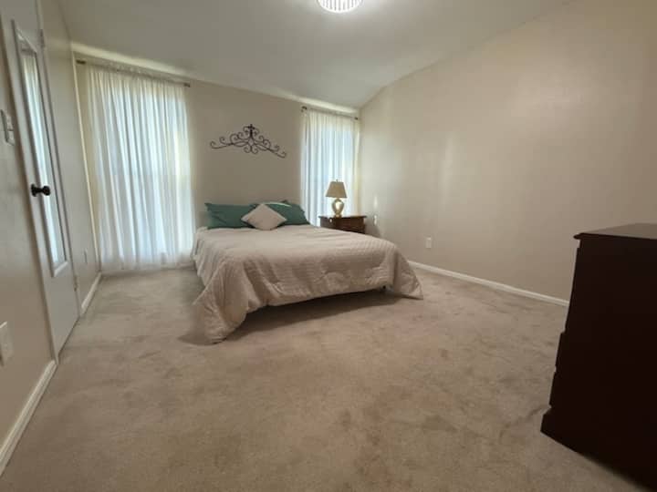 在舒适迷人的卧室里放松身心