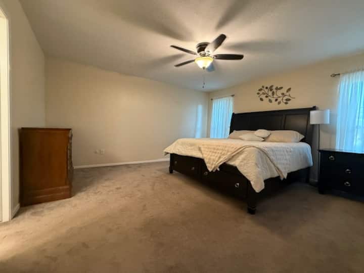 在舒适迷人的卧室里放松身心