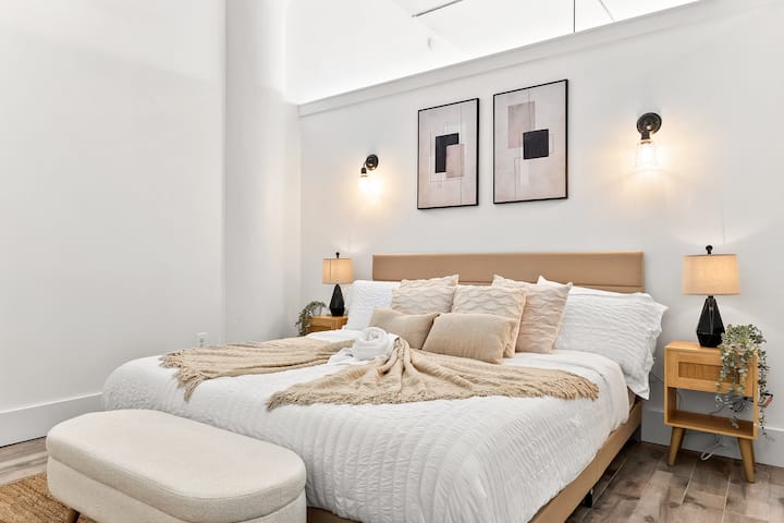 พักผ่อนอย่างสบายใจบนเตียงคิงไซส์พร้อมผ้าปูที่นอนนุ่มและแสงไฟอบอุ่น