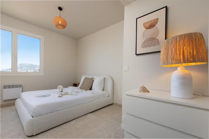 Брачен кревет, крпи, клима уред, скрин, поглед.