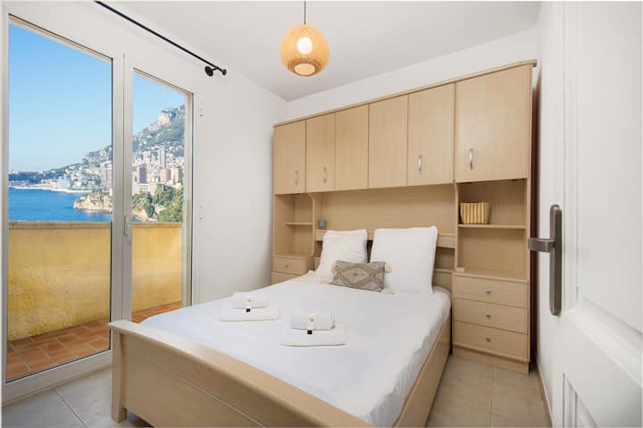 Дупли кревет, крпи, плакар, балкон, поглед на море.