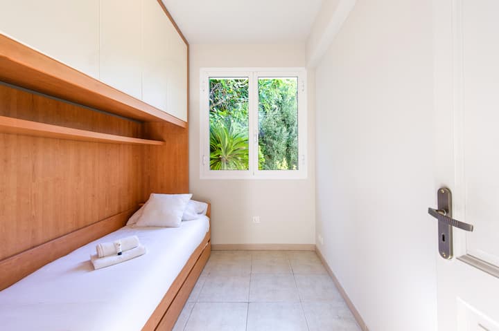 Кревети, плакар, крпи.