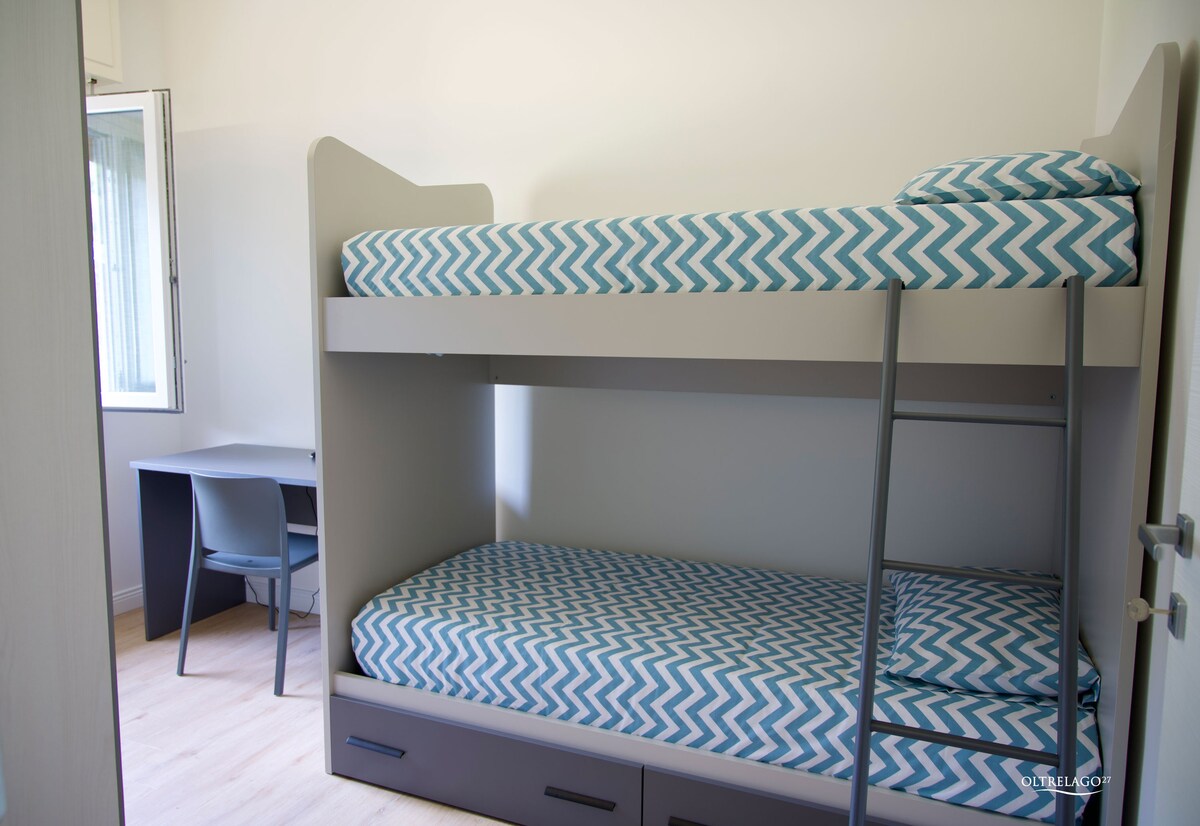 двуетажно легло (с размери 90 см x 200 см) + кът за бюро 