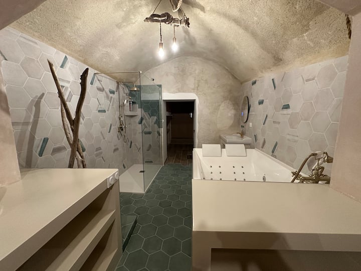 Suite Secrète Avec Jacuzzi Et Ambiance Romantique - Loriol-sur-Drôme