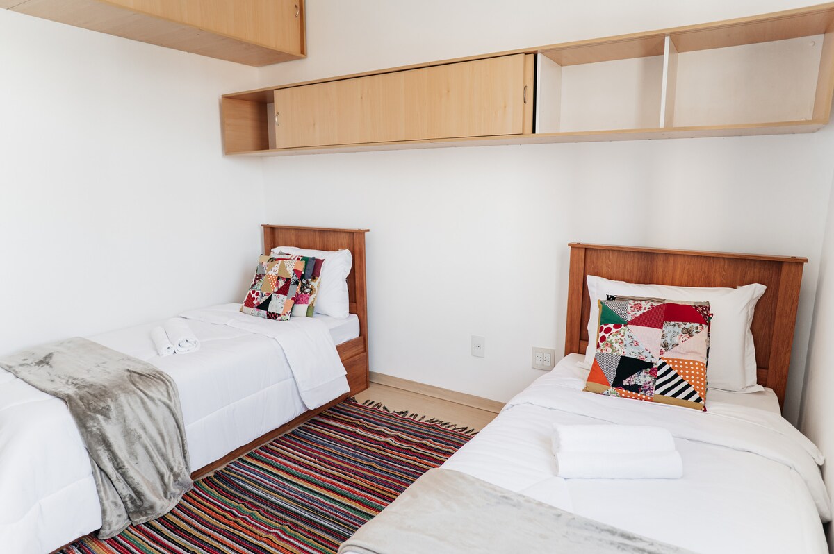 Vitanda viwili vya mtu mmoja na starehe nyingi