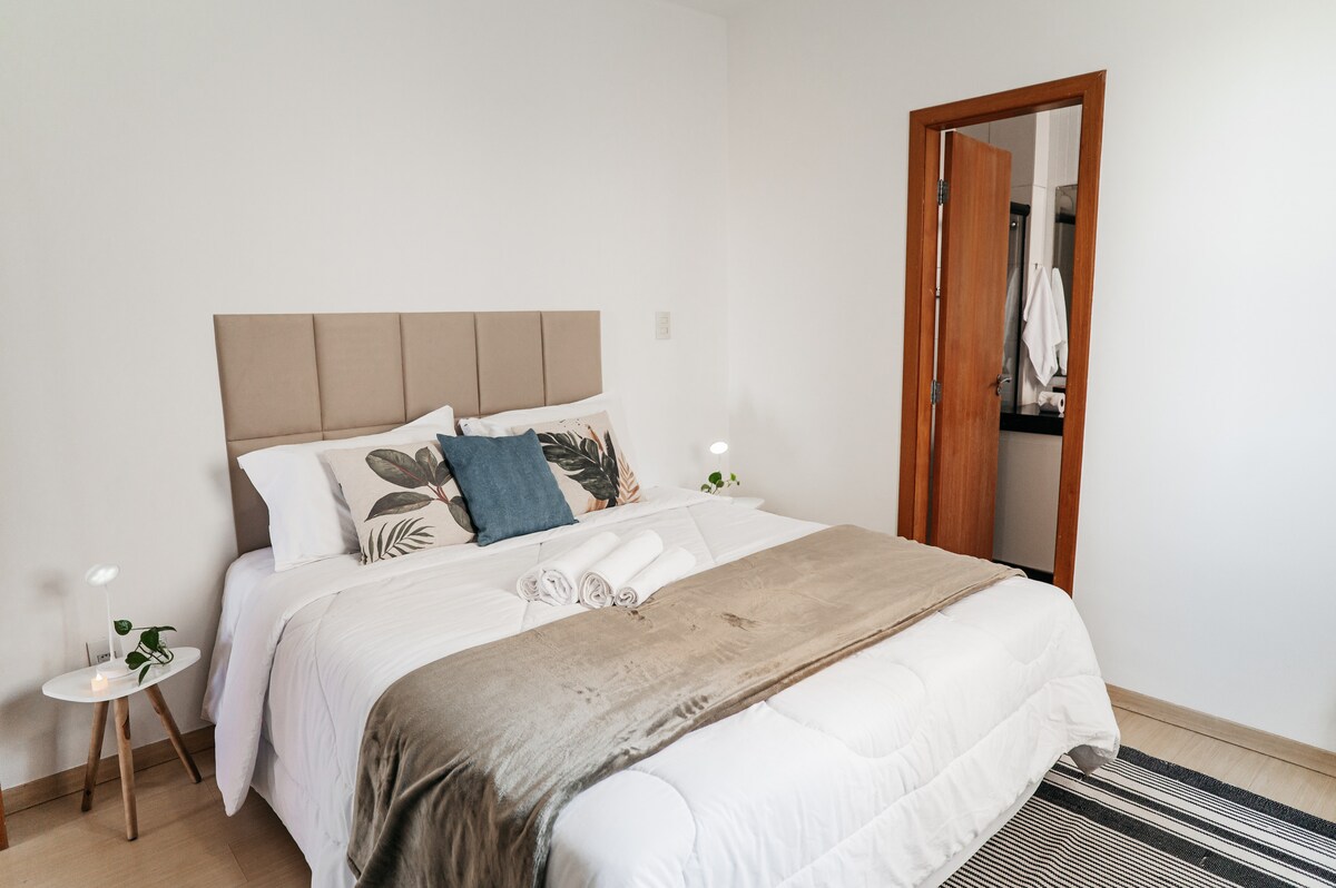 Kitanda chenye mashuka safi na taulo zenye harufu nzuri kwa ajili ya ukaaji wako