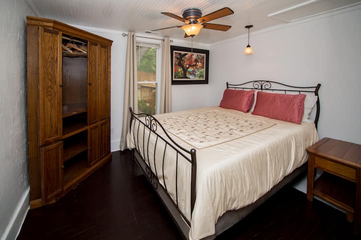 Удобен брачен кревет (широк 150-179 см), со ноќни масички. Прекрасен аголен шкаф за чување на облеката со вклучени закачалки. Затемнете ги завесите за да спиете колку што сакате. Вентилатор на таванот над креветот за да се разладите.