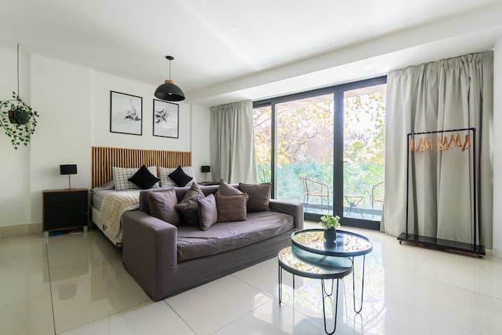 Квартира-студия с балконом и видом на зелень в Palermo