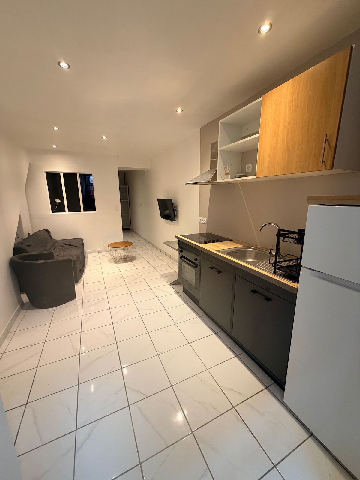 Moderne en lichte studio met open uitgeruste keuken, comfortabele zithoek en aan de muur gemonteerde tv. Verfijnde decoratie, inbouwverlichting en lichte vloer bieden een aangenaam gevoel van ruimte. Geweldig voor een handig en comfortabel verblijf.