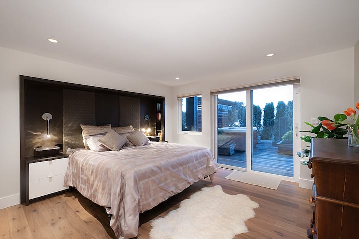 Dormitorio principal con cama tamaño king California.