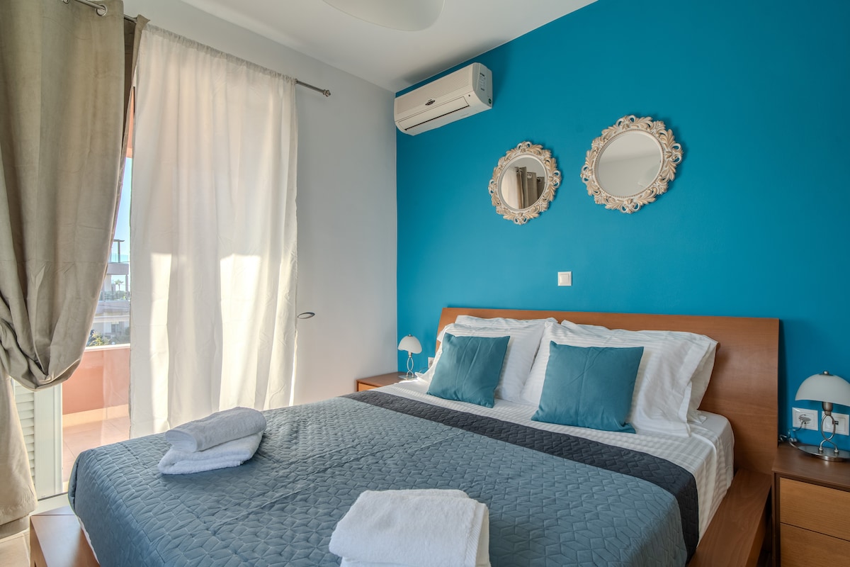 Chumba cha kulala tulivu chenye rangi za bluu za kutuliza, mashuka laini na mwanga wa asili. Imeundwa kwa ajili ya usingizi wa kupumzika na asubuhi zenye amani, ni sehemu bora ya kujiburudisha ukiwa baharini.