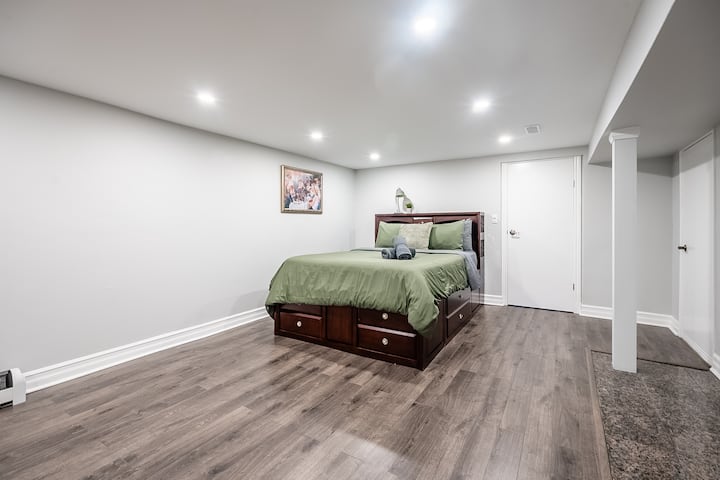 Отпуснете се и се презаредете в тази просторна спалня в сутерена — удобно двойно легло.