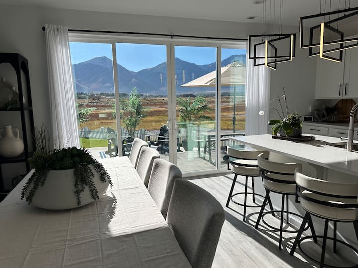Magical Mountain-View Airbnb Retreat / Swim-Spa - Houses for Rent
