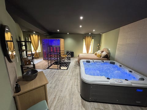 Private suite with sauna and Jacuzzi