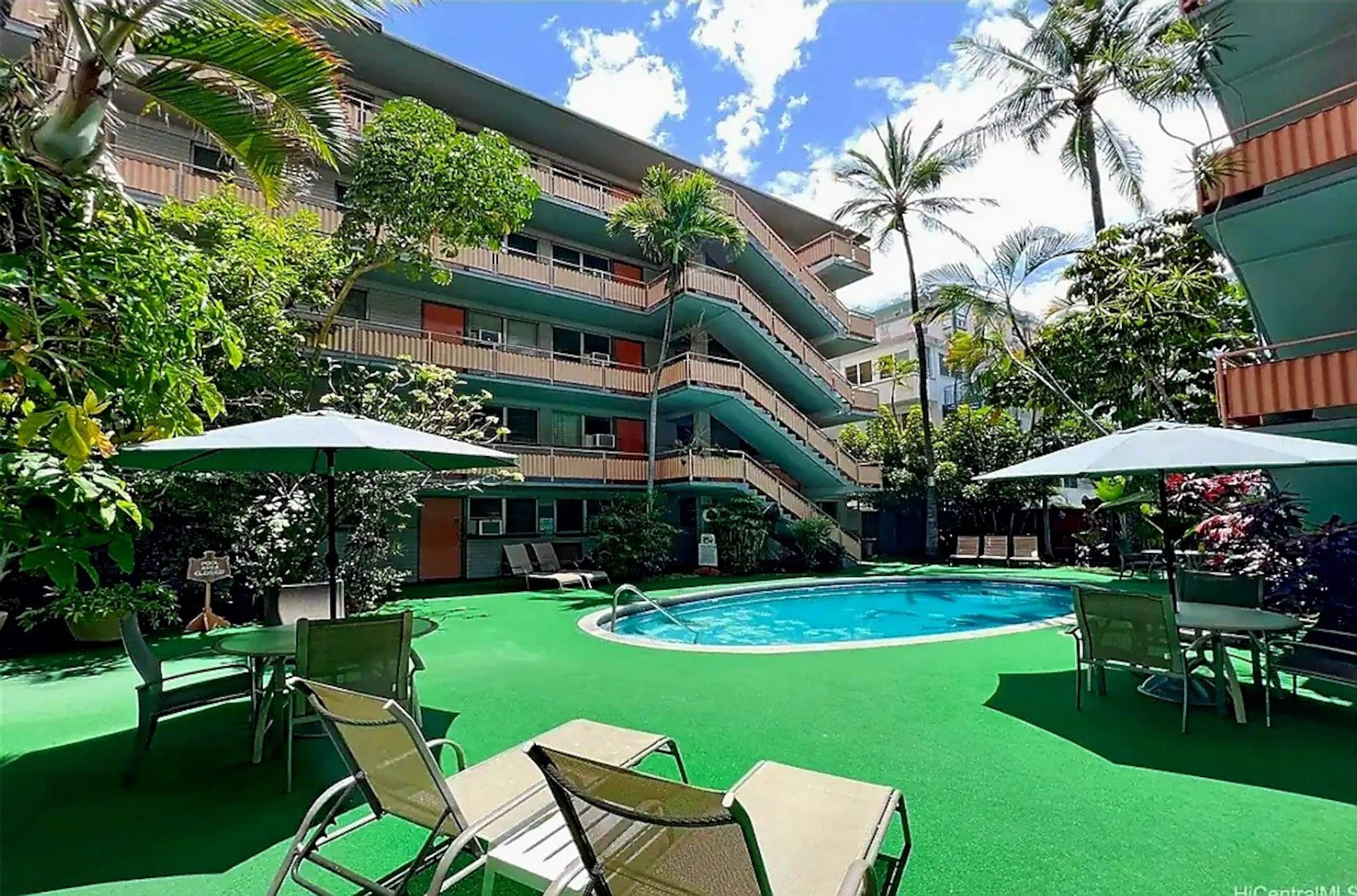Condo in Honolulu · ★4.88 · 1 bedroom · 4 beds · 1 private bath - Image 15