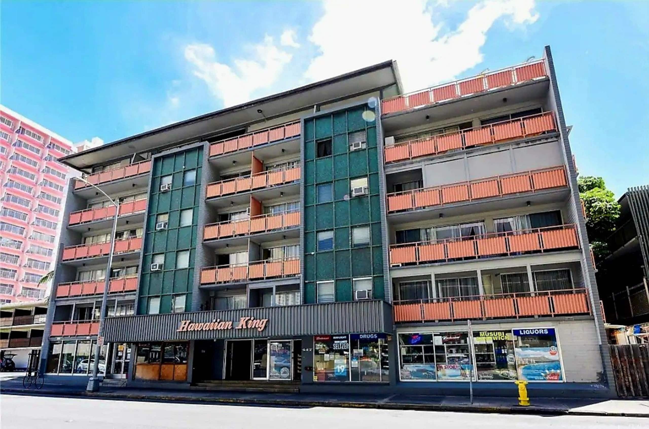 Condo in Honolulu · ★4.88 · 1 bedroom · 4 beds · 1 private bath - Image 11