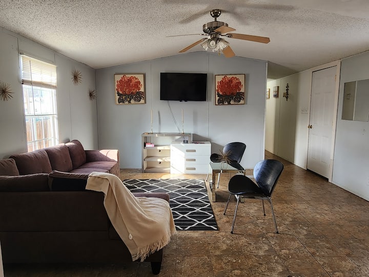 Farmington Gated Retreat, Full Kitchen — Sleeps 7! - Farmington, NM