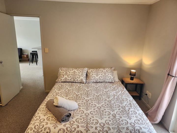 Queensize-säng inkluderar lådor för extra förvaring, det finns en dubbel garderob och arbetsstation för arbete hemifrån. Extra täcken, kuddar, filtar tillhandahålls.