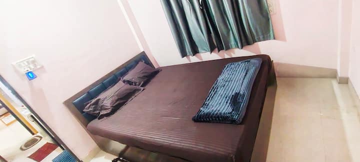 Prostrana, udobna spavaća soba s dovoljno prostora za pohranu i kvalitetnim madracem za miran san. Gosti imaju na raspolaganju cijelu glavnu spavaću sobu.
