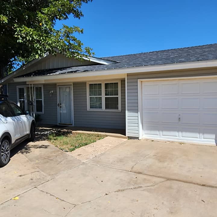 Nice-3-bedroom House With Parking - Lubbock, TX
