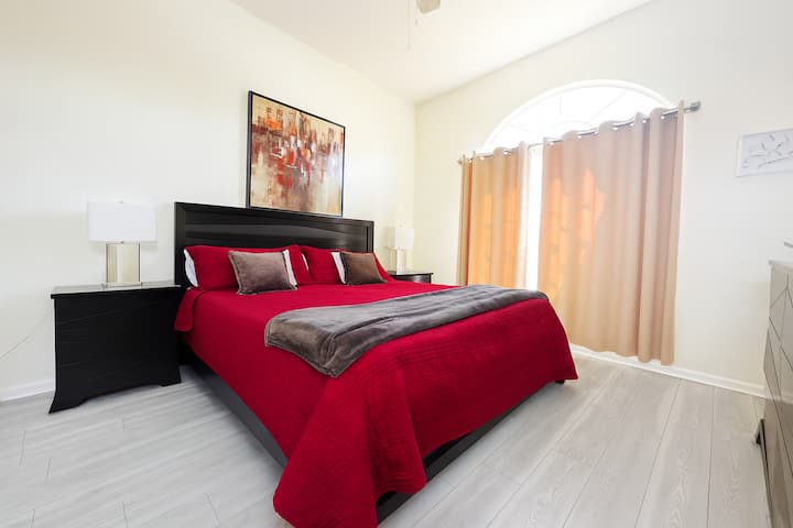 Dhomë gjumi e madhe me krevat dopio "king", ideale për prindërit ose çiftet 