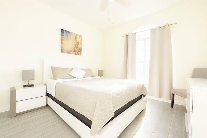 Dhomë e ndritshme me krevat dopio "queen" për vizitorë, një qëndrim i përkryer për familjen ose miqtë 