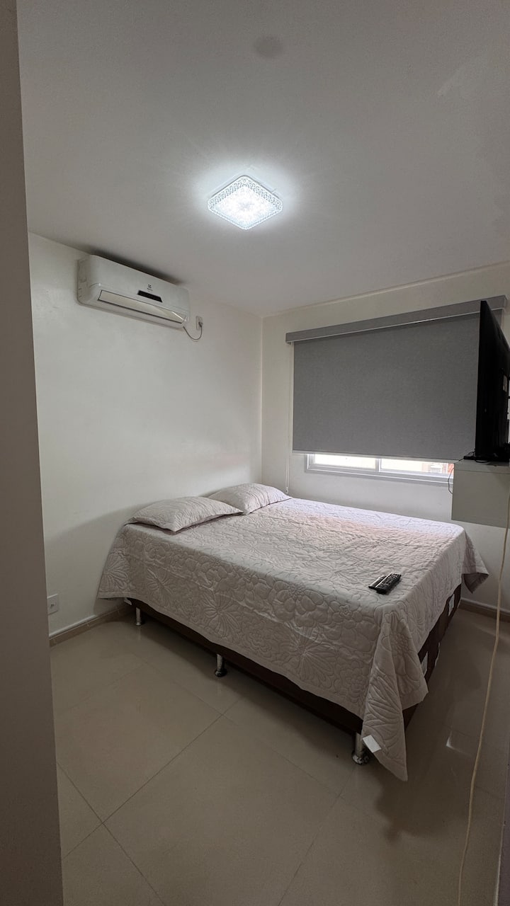 Соба со брачен кревет (широк 150-179 см) 
40 инчен телевизор 
1 плакар за облека
19 btus 
Чисто и удобно со постелнина, јоргани и крпи. 