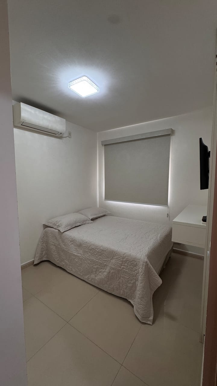 Соба со двоен кревет 
40 инчен телевизор 
1 плакар за облека
19 btus 
Чисто и удобно со постелнина, јоргани и крпи. 