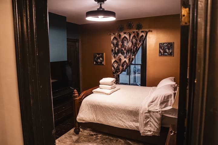 Спална соба со арт деко тема.