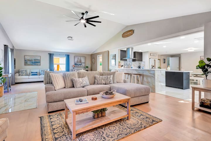 Sand Volleyball •Sleeps 20• Pool Pickle/basketball - Ellenton, FL