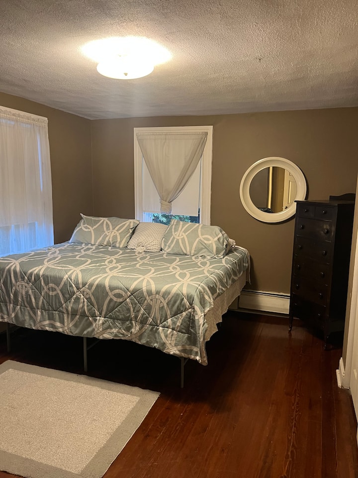 Comfy Colonial King Room - Cromwell, CT