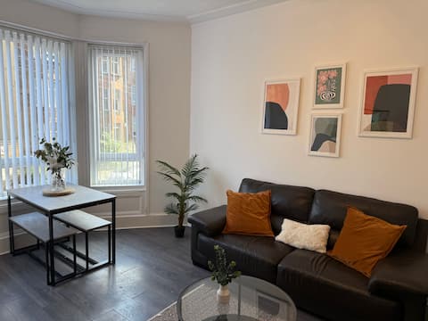 Top Airbnb: 2BR Flat • Parking • Near Glasgow Green & Parks in Dennistoun