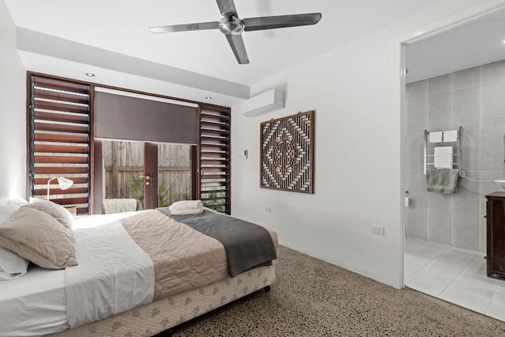 שתי מיטות יחיד בגודל קינג שאפשר גם לסדר כמיטת קינג (כפי שניתן לראות בתמונה).