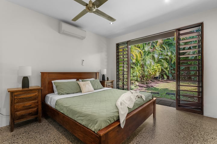 מיטת קינג סייז עם גישה לחצר אחורית פרטית דרך דלתות כפולות. ארונות בגדים בגודל נדיב עם דלת הזזה.