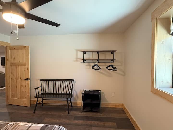 Izba obsahuje police a vešiaky na odkladanie oblečenia s batožinovým regálom a ďalšou lavicou.