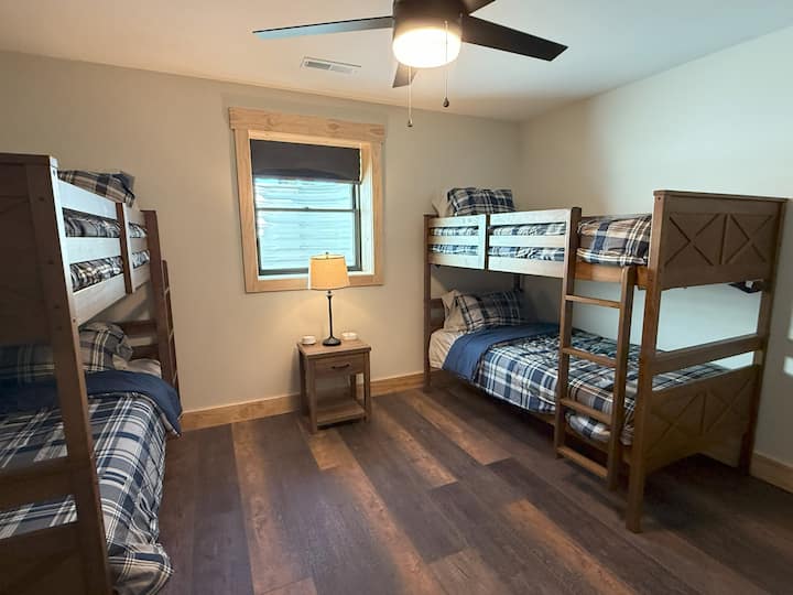 Nižšia poschodová izba s 2 poschodovými posteľami pre veľa nočných rozhovorov!  Okno s možnosťou otvorenia do vonkajšieho priestoru, zvukový systém a ďalšie zásuvky na nabíjanie zariadení.