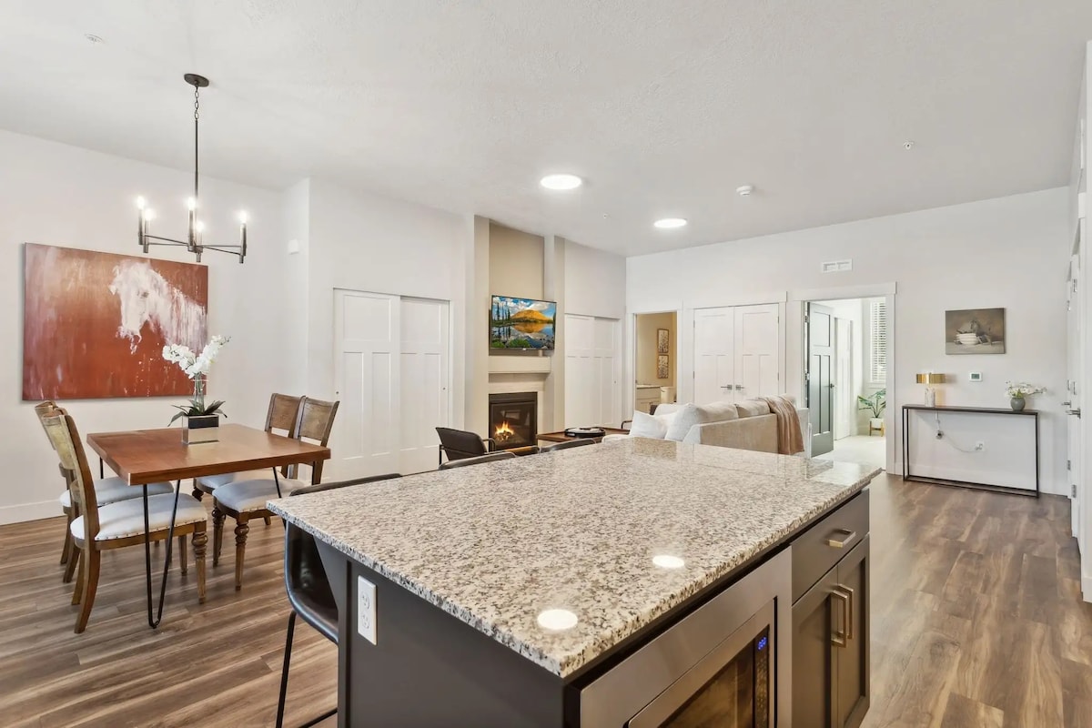 Cozy 1-Bed Getaway | Walk to Midway downtown
