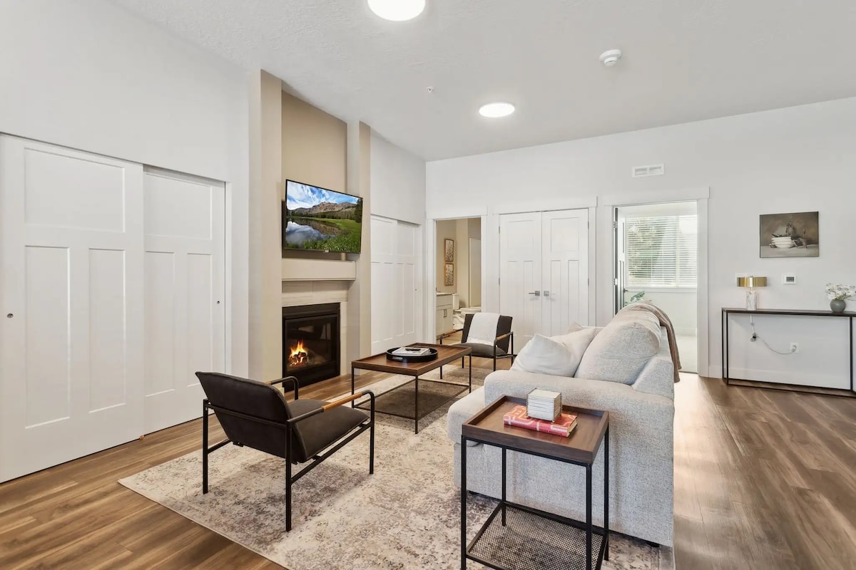 Cozy 1-Bed Getaway | Walk to Midway downtown