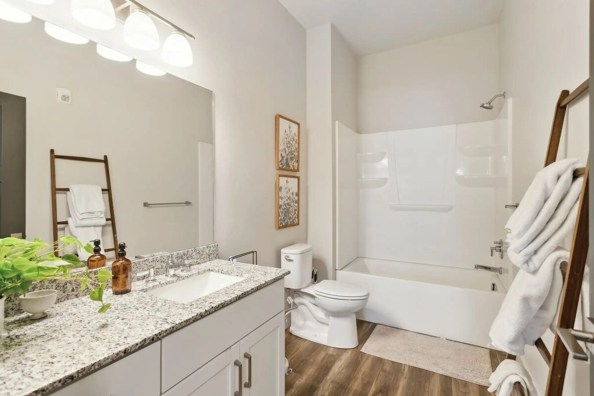 Cozy 1-Bed Getaway | Walk to Midway downtown