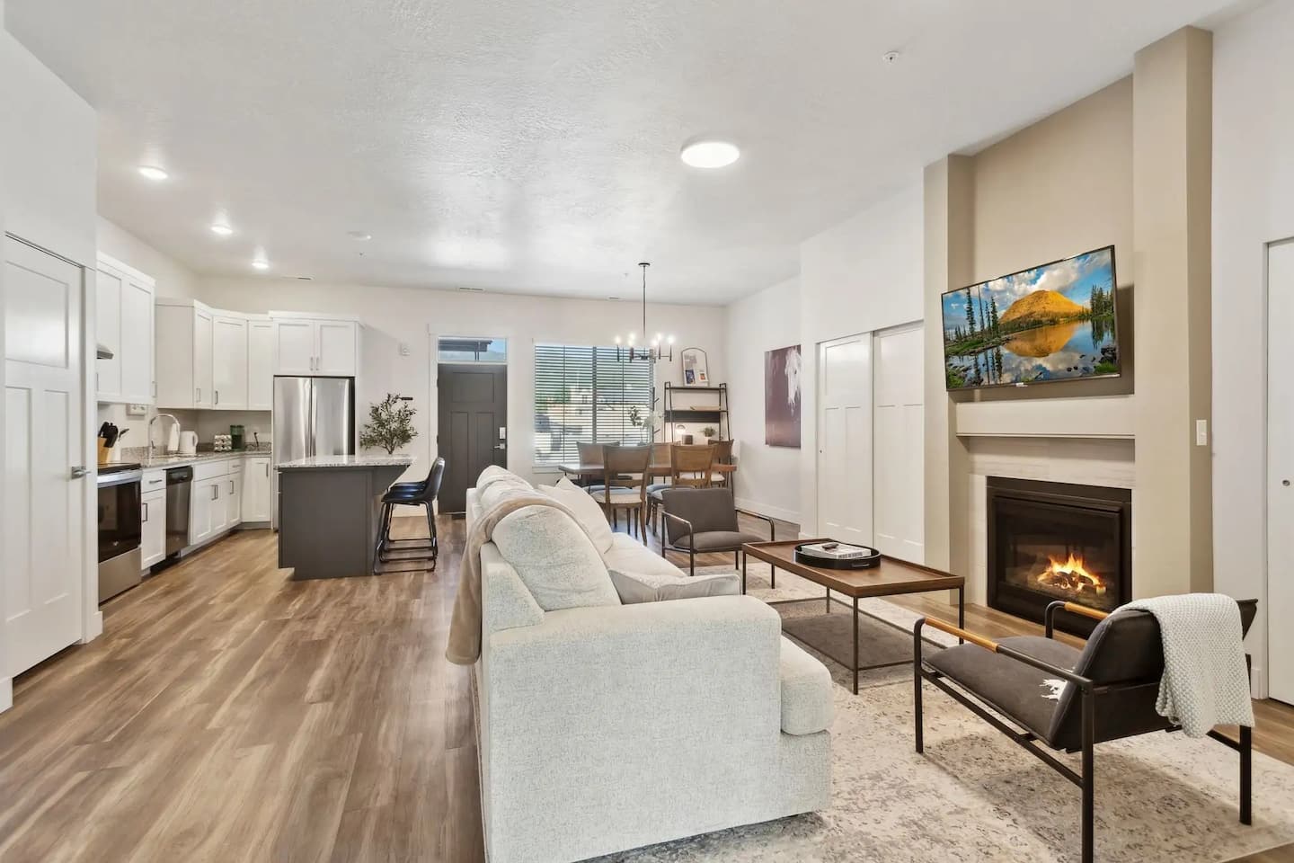 Cozy 1-Bed Getaway | Walk to Midway downtown