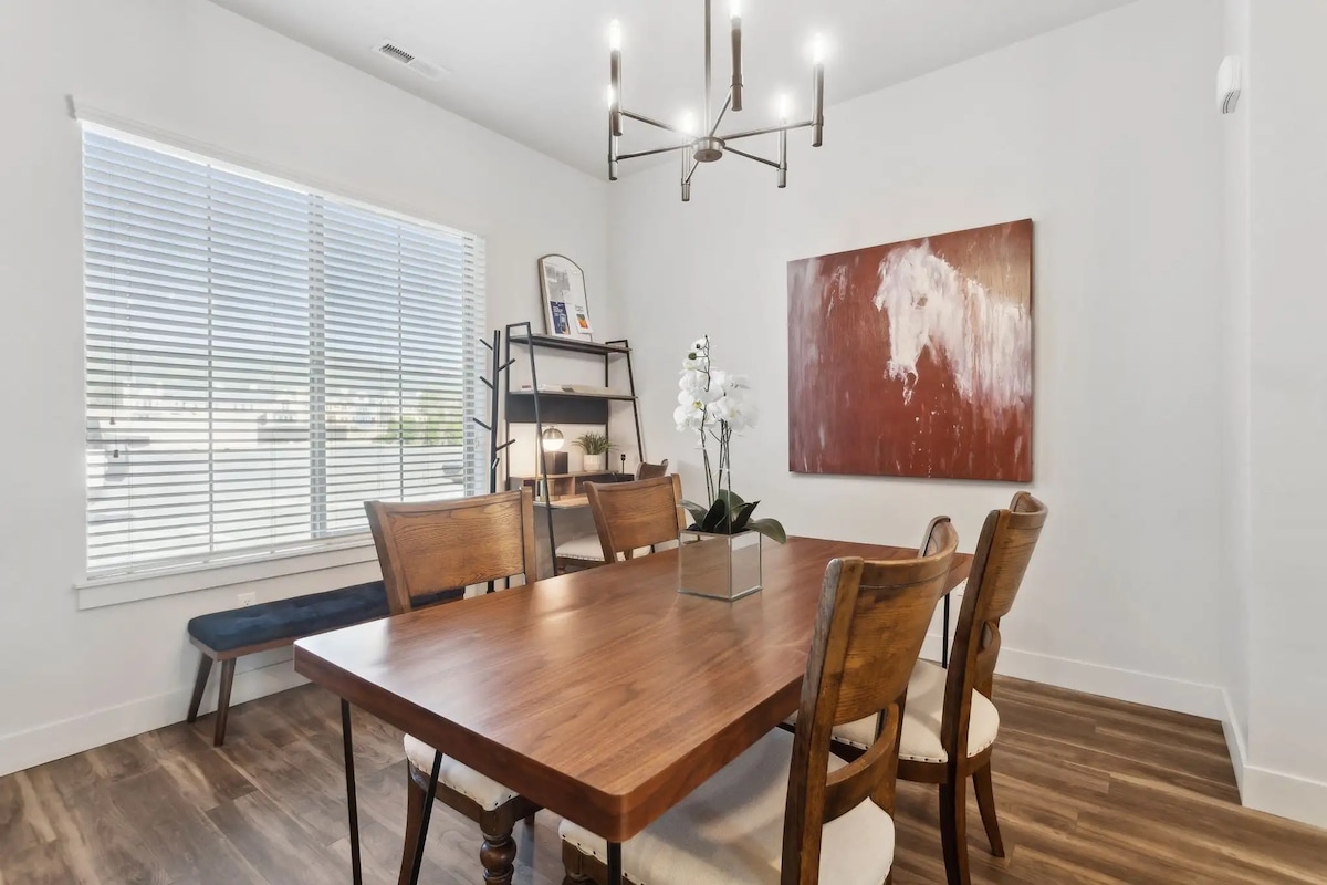 Cozy 1-Bed Getaway | Walk to Midway downtown