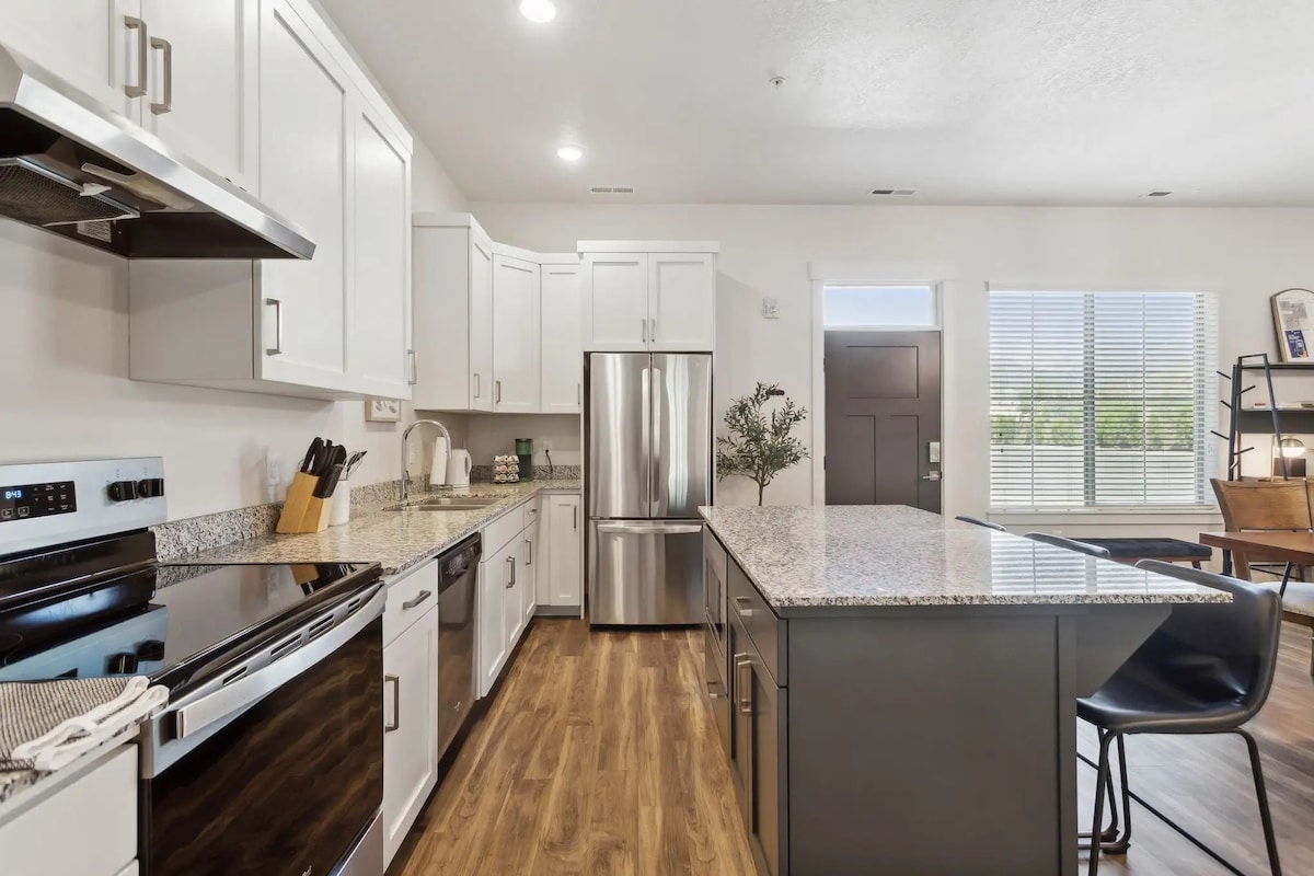 Cozy 1-Bed Getaway | Walk to Midway downtown