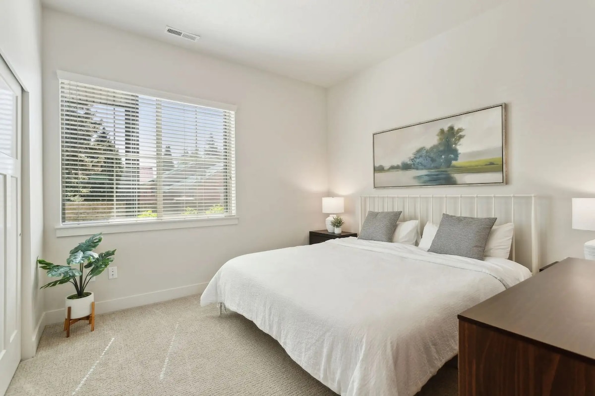 Cozy 1-Bed Getaway | Walk to Midway downtown