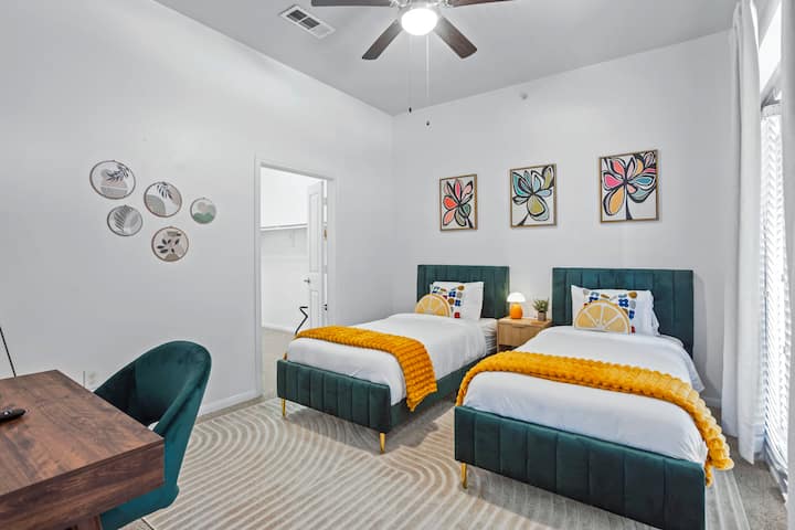 ดื่มด่ำกับความสะดวกสบายสูงสุดด้วยเตียงคู่ XL สองเตียง แต่ละเตียงมีที่นอนเมมโมรี่โฟมสุดหรูขนาด 12 นิ้ว หมอนหนุนคุณภาพระดับโรงแรม ผ้านวมขนเป็ดนุ่มสบาย และม่านบังแสง การนอนหลับไม่ได้ดีไปกว่านี้อีกแล้ว!