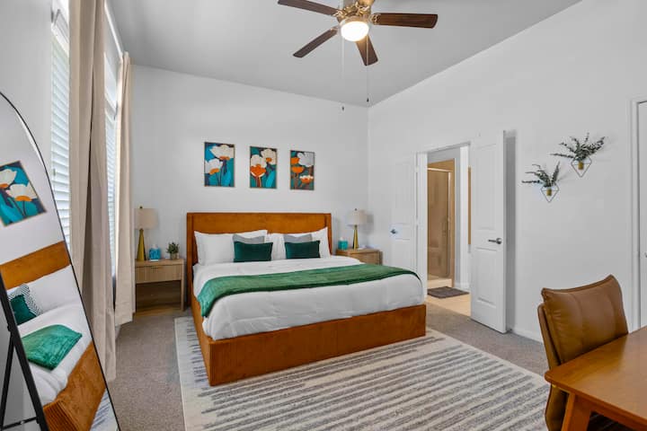 ดื่มด่ำกับความสะดวกสบายสูงสุดด้วยเตียงคิงไซส์ที่มีที่นอนเมมโมรี่โฟมสุดหรูขนาด 12 นิ้ว หมอนหนุนคุณภาพระดับโรงแรม ผ้านวมขนเป็ดนุ่มสบาย และม่านบังแสง การนอนหลับไม่ได้ดีไปกว่านี้อีกแล้ว!