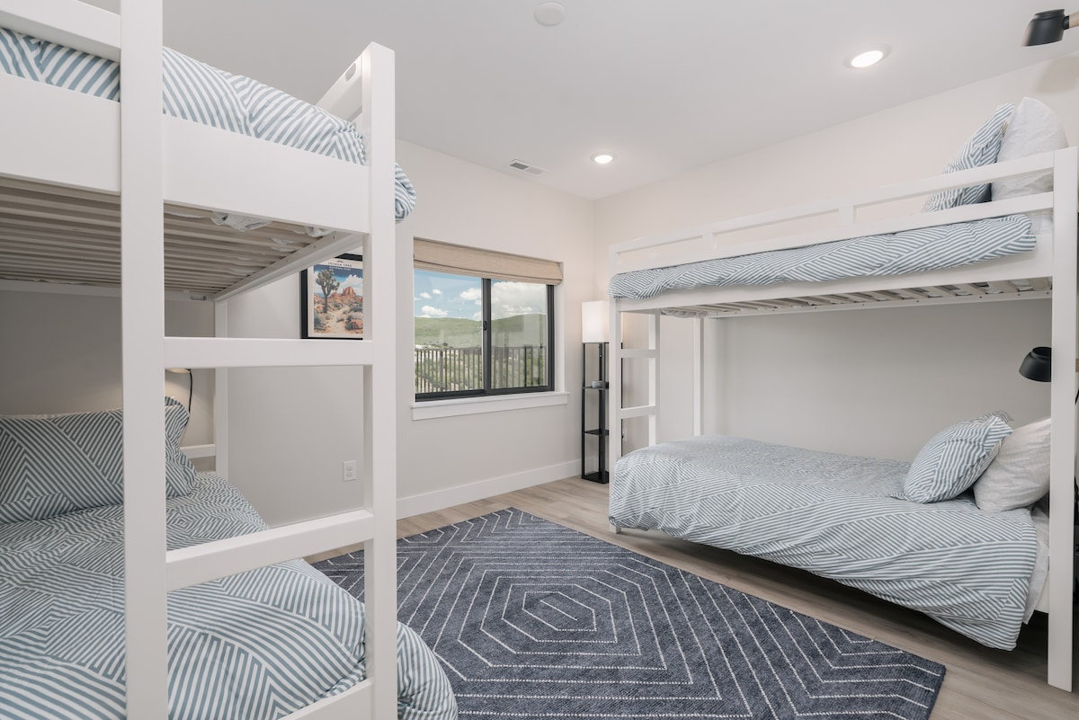 Slaapkamer #3 (stapelbedkamer) beschikt over 4 eenpersoonsbedden, een eigen badkamer en een inloopkast