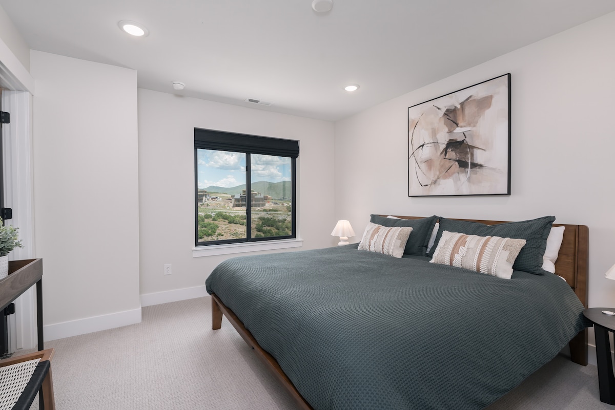 Slaapkamer #4 heeft een kingsize bed, ruime eigen badkamer en inloopkast