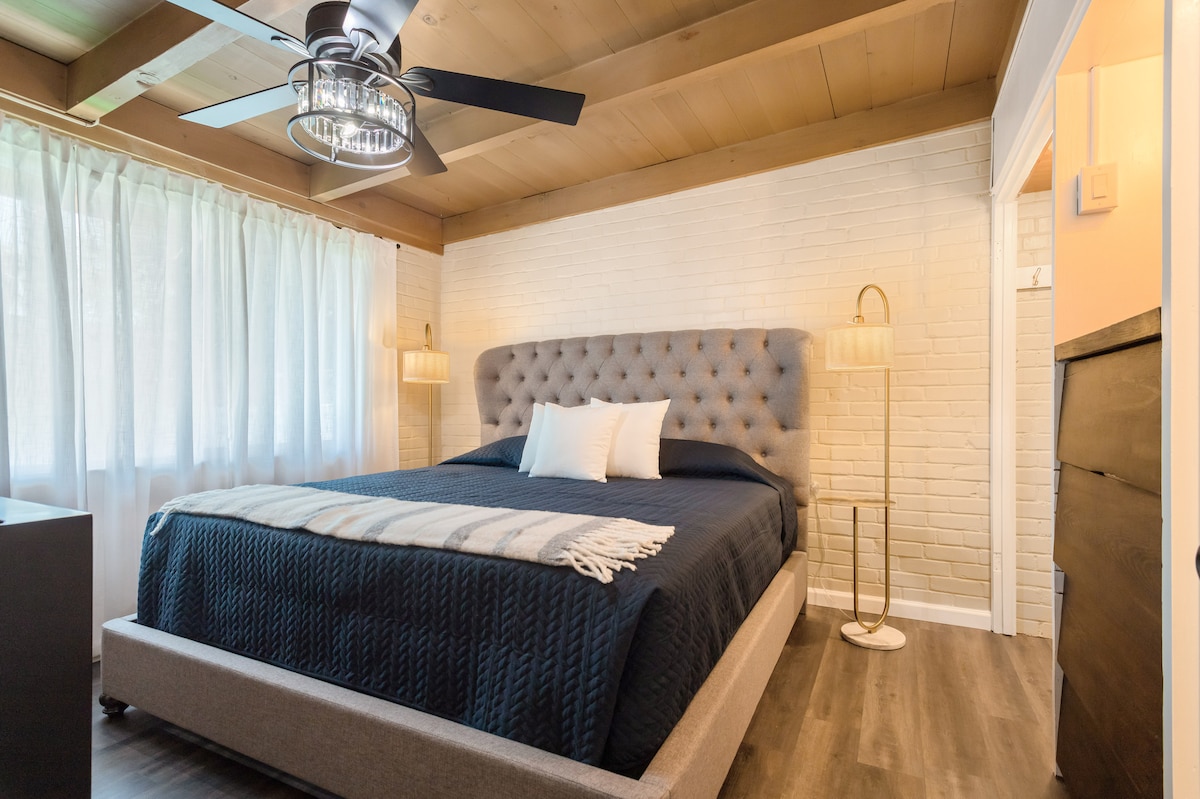 Lichte en uitnodigende slaapkamer met een zacht queensize bed, knus beddengoed, zachte verlichting en modern design. Koppels of soloreizigers die op zoek zijn naar comfort, ontspanning en een goede nachtrust — ideaal voor langere verblijven, weekendjes weg of zakenreizen.