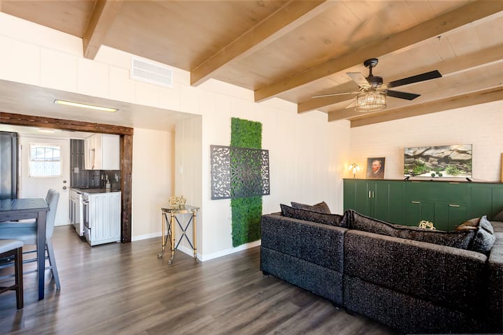 这间时尚的开放式起居空间配有木梁天花板、舒适的组合沙发、智能电视和别致的装饰，让您体验现代舒适。 非常适合放松或娱乐，可无缝连接到厨房和用餐区。 